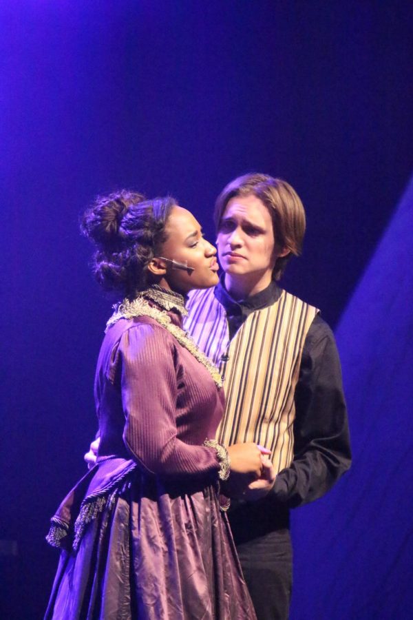 Seniors Max Kuenzer and Marlei Dismuke
portray Jekyll and Emma. (photo by Belle Maucieri)