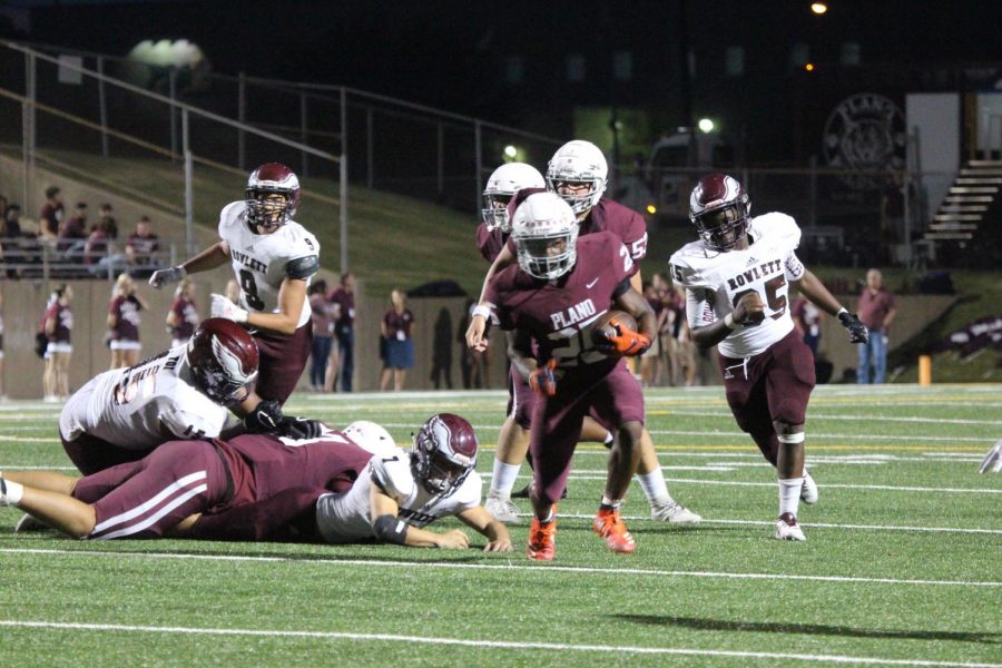 Running back Tylan Hines running the ball down the field in the Plano vs. Rowlett game.