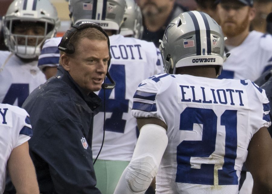 Cowboy's coach Jason Garrett speaking with running back Ezekiel Elliott.